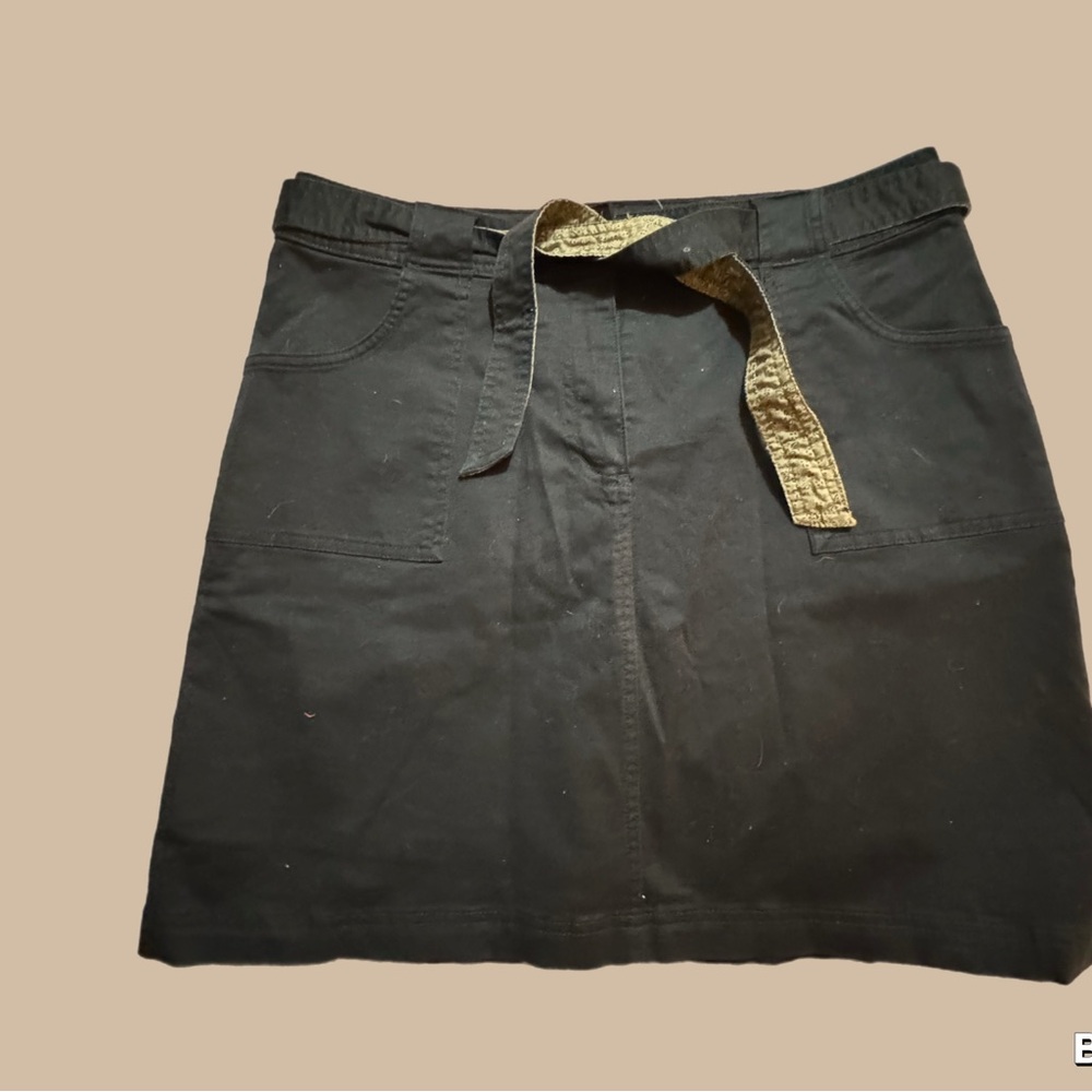 Dark blue skort with belt